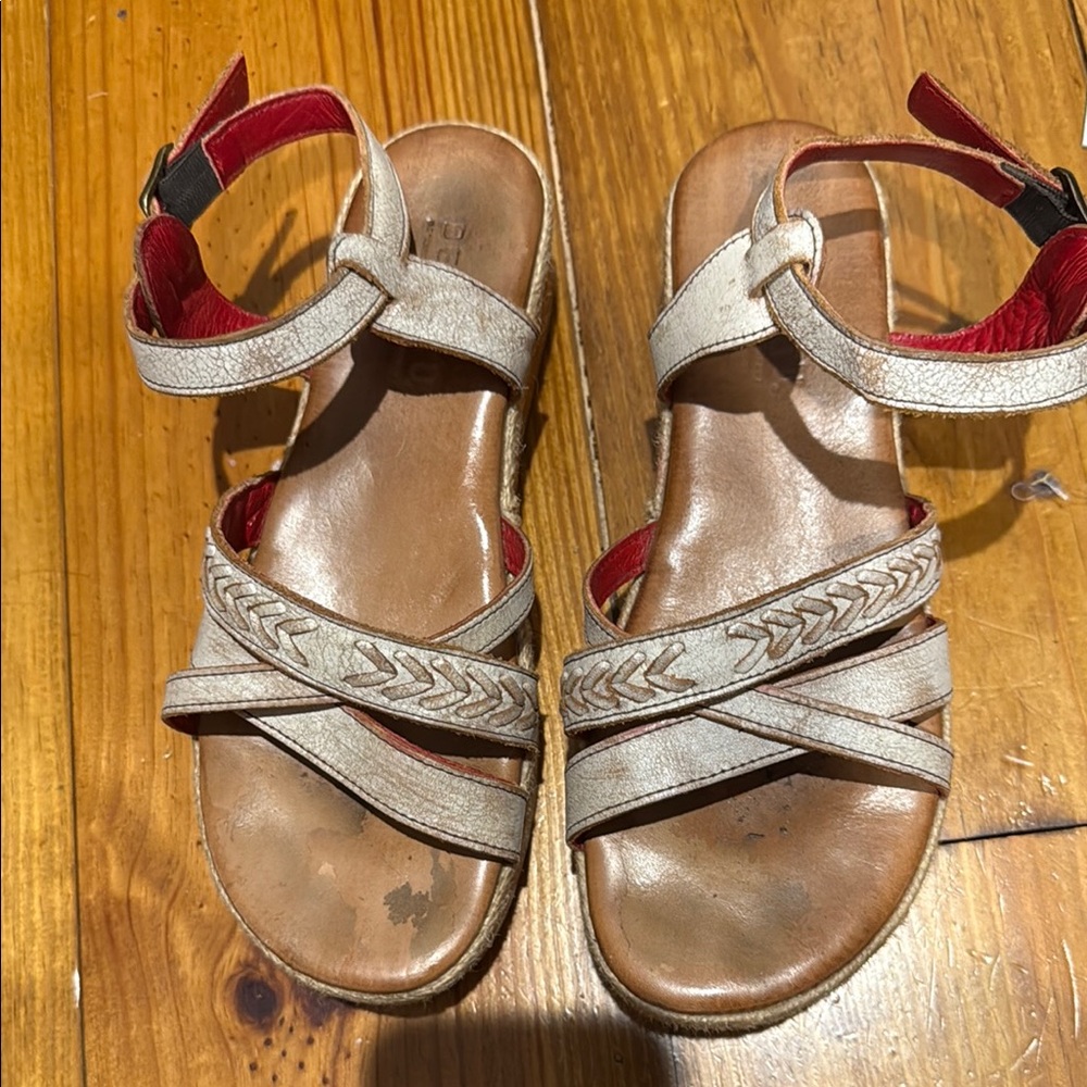 BED|STU Cream and Red Sandals with Stylish Design